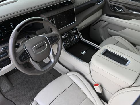 Used 2024 GMC Yukon XL Denali w/ Advanced Technology Package image 11