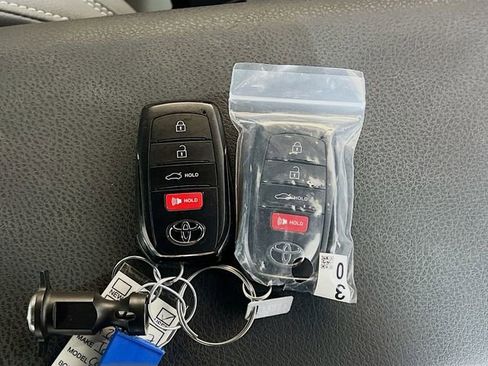 Used 2025 Toyota Camry SE image 32