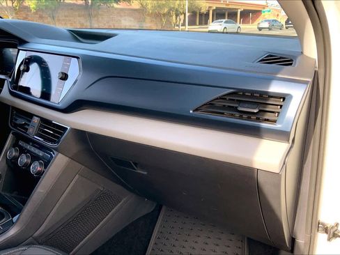 Used 2023 Volkswagen Taos SE w/ Panoramic Sunroof Package FWD image 19