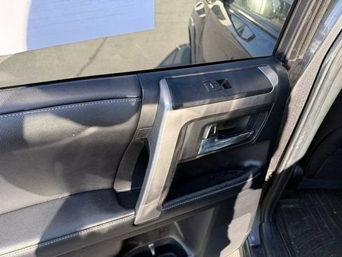 Used 2017 Toyota 4Runner SR5 Premium image 11