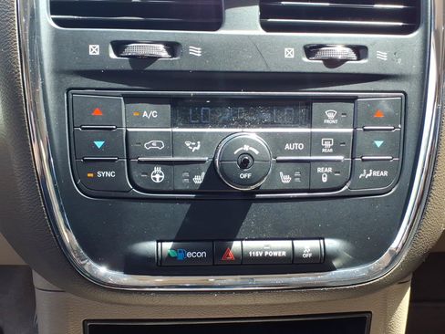 Used 2015 Chrysler Town & Country Touring-L w/ Trailer Tow Group FWD image 2