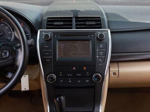 Used 2015 Toyota Camry LE image 37