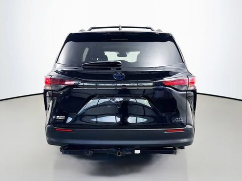 Certified 2022 Toyota Sienna XLE Woodland Edition AWD/4WD image 7