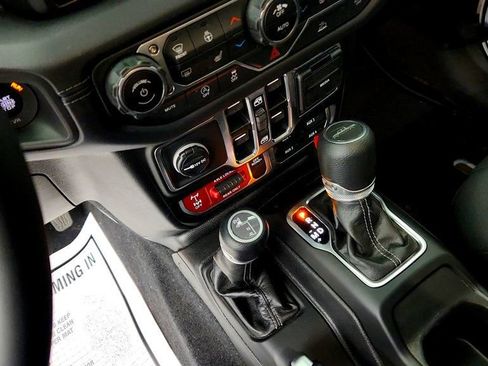 Used 2025 Jeep Gladiator Mojave w/ Convenience Group AWD/4WD image 16