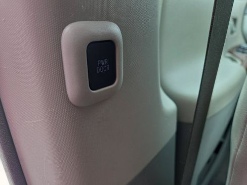 Used 2011 Toyota Sienna XLE FWD image 16