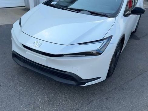 Used 2025 Toyota Prius LE FWD image 5