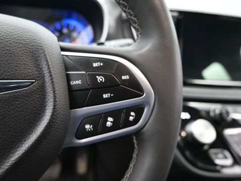 Used 2025 Chrysler Pacifica Select image 18