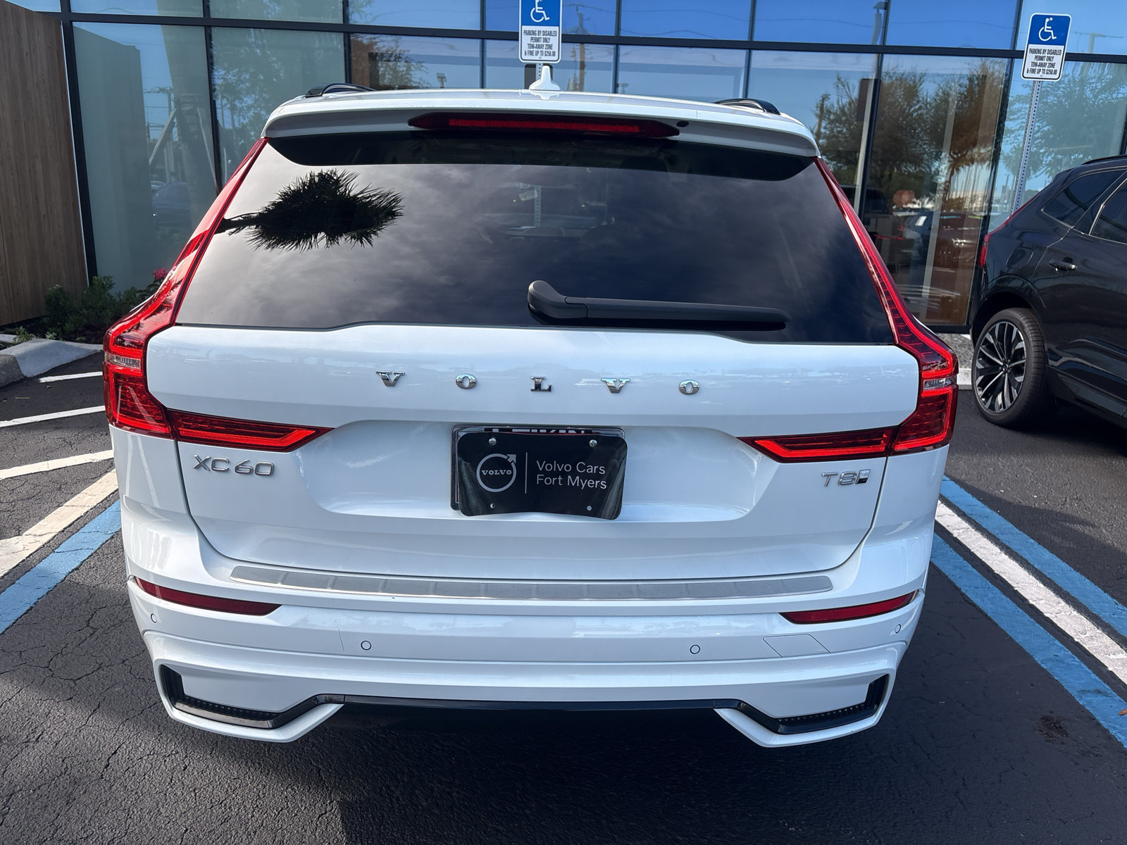 Used 2025 Volvo XC60 T8 Ultra w/ Protection Package Premier AWD/4WD image 5