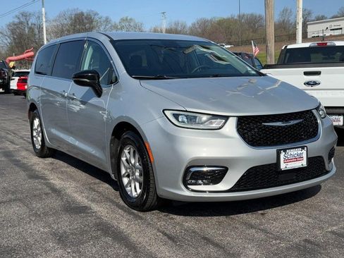 Used 2024 Chrysler Pacifica Touring-L FWD image 2