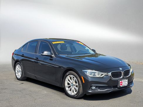 Used 2018 BMW 320i xDrive Sedan AWD/4WD image 7