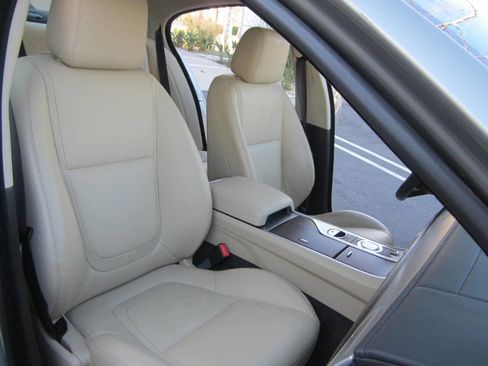 Used 2013 Jaguar XF image 19