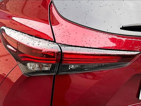 Used 2024 Toyota Highlander XLE AWD/4WD image 29