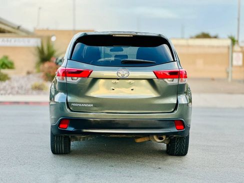 Used 2018 Toyota Highlander LE w/ Carpet Mat Package (TMS) FWD image 4