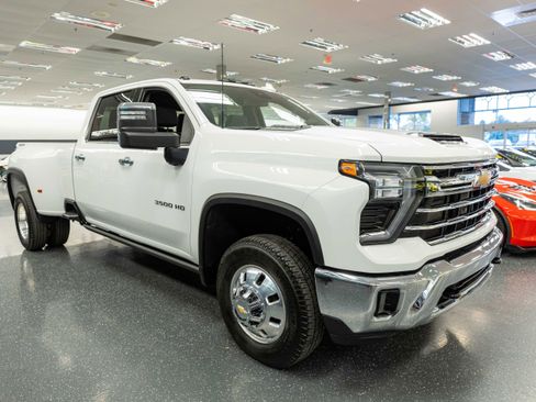 Used 2024 Chevrolet Silverado 3500 LTZ AWD/4WD image 4