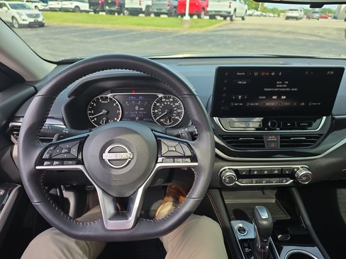 Used 2023 Nissan Altima 2.5 SR w/ SR Premium Package FWD image 13