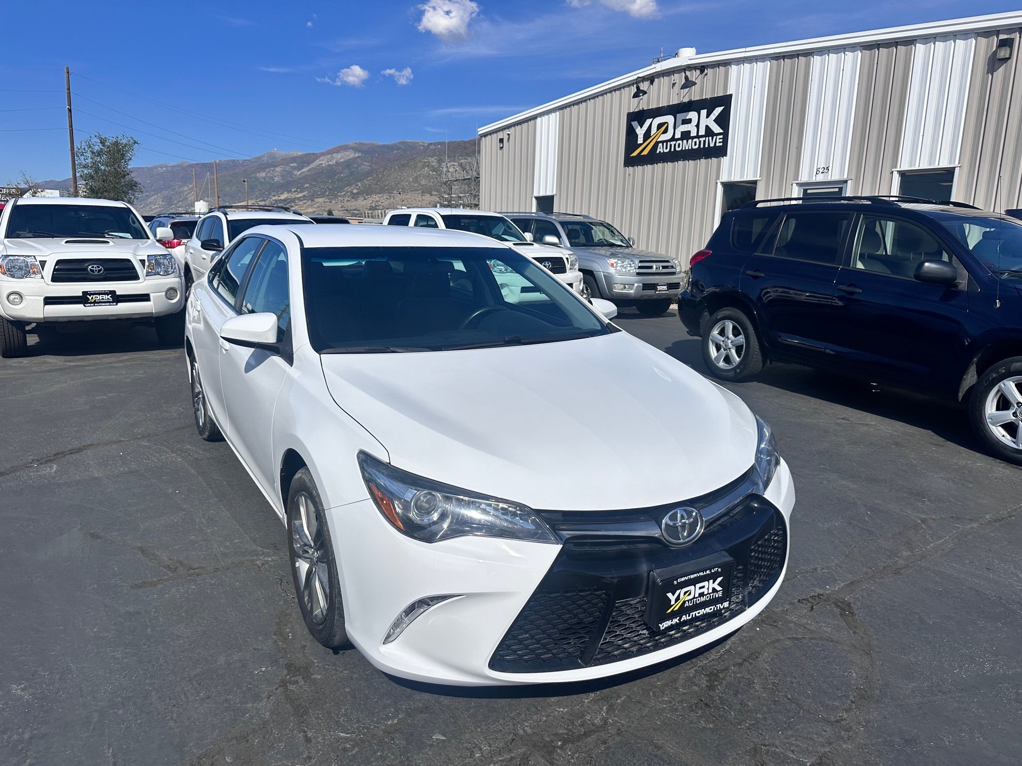 Used 2015 Toyota Camry SE FWD image 1