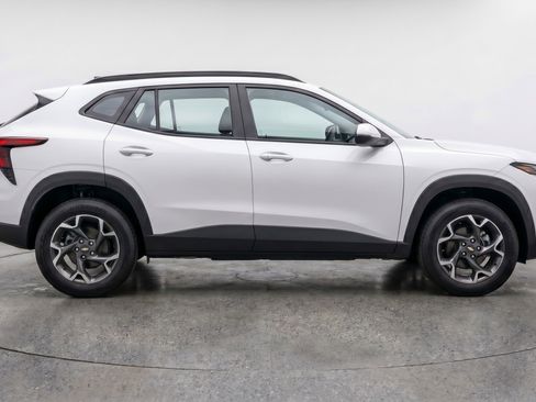 Used 2025 Chevrolet Trax LT FWD image 11