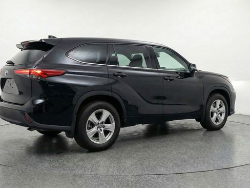 Used 2025 Toyota Highlander LE FWD image 9