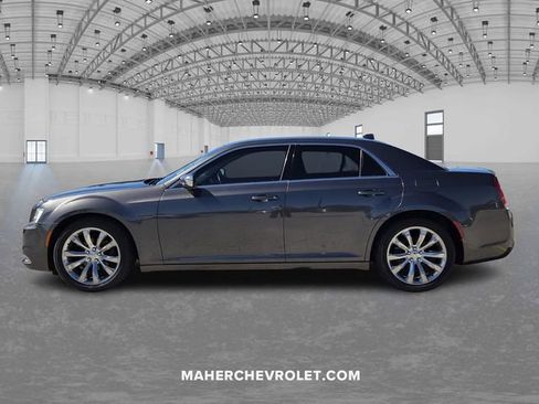 Used 2019 Chrysler 300 Touring w/ Chrome Appearance Package image 4