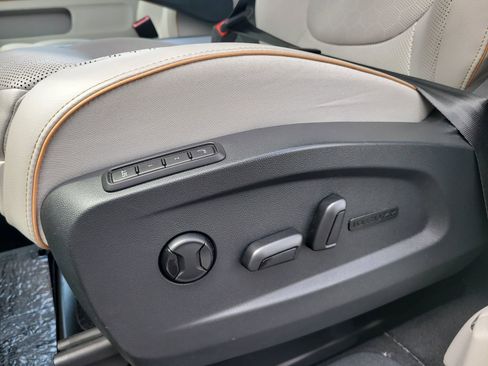 Certified 2025 Volkswagen ID. Buzz 1st Edition image 18