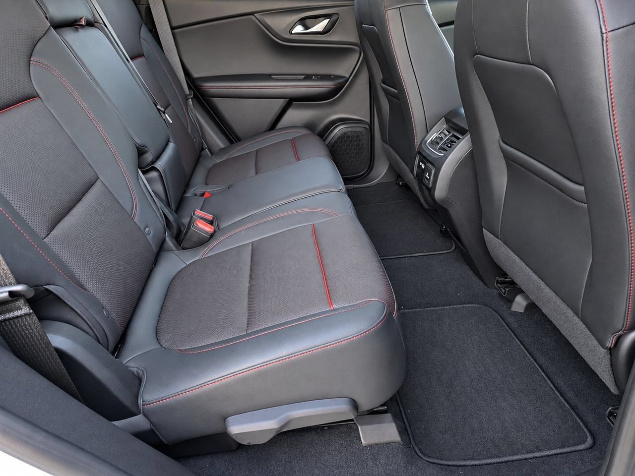 Certified 2022 Chevrolet Blazer RS w/ Enhanced Convenience Package AWD/4WD image 30