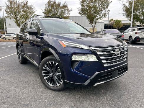 Used 2025 Nissan Rogue Platinum w/ Platinum Premium Package image 2