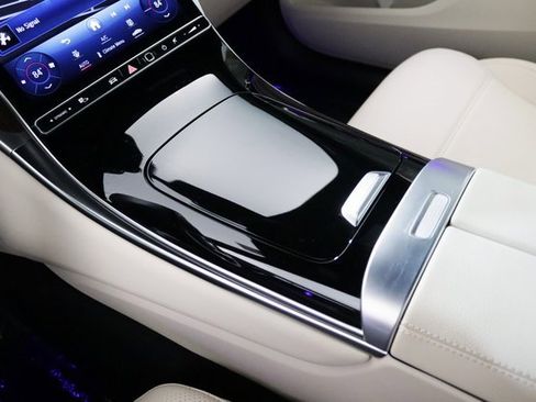 Used 2024 Mercedes-Benz GLC 300 4MATIC image 32