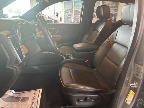 Used 2023 GMC Canyon AT4 w/ AT4 Premium Package AWD/4WD image 9