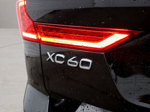 Certified 2025 Volvo XC60 B5 Plus w/ Protection Package Premier AWD/4WD image 43