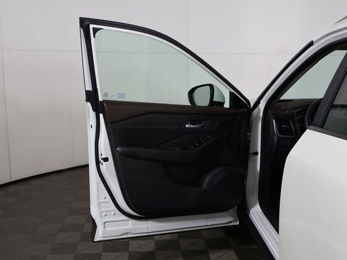 Used 2023 Nissan Rogue SV w/ SV Premium Package image 19