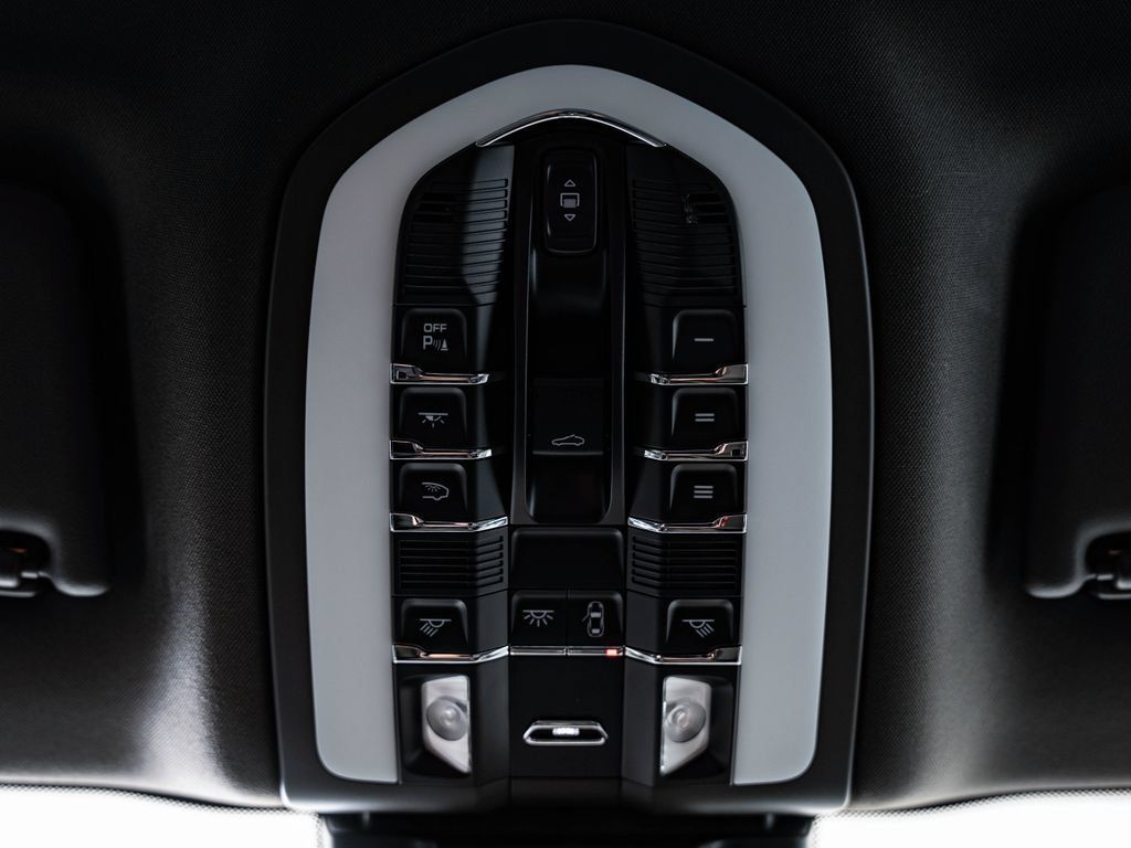 Certified 2025 Porsche Macan AWD/4WD image 38