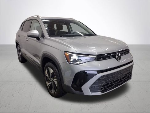 New 2025 Volkswagen Taos SE image 4