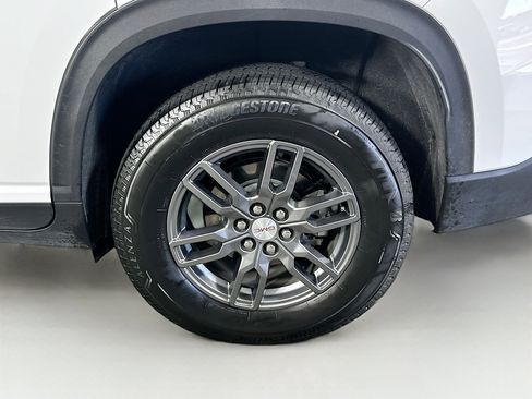 Used 2025 GMC Acadia Elevation image 11