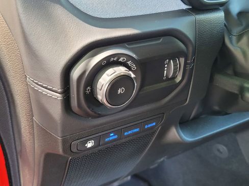 Used 2025 Jeep Wrangler Unlimited Sahara w/ Safety Group AWD/4WD image 17