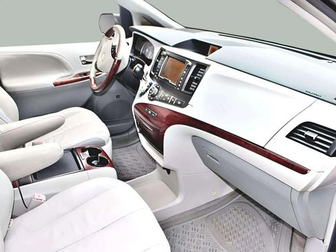 Used 2011 Toyota Sienna Limited image 39