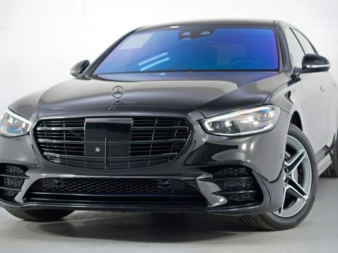 Used 2022 Mercedes-Benz S 500 4MATIC w/ AMG Line Package image 3