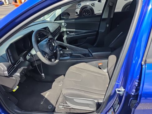 Used 2023 Hyundai Elantra SEL w/ Preferred Accessory Package FWD image 3