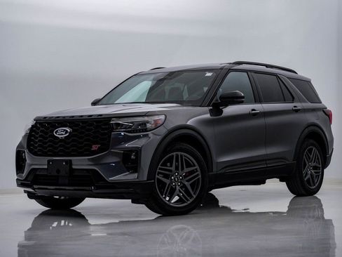 Used 2025 Ford Explorer ST image 1