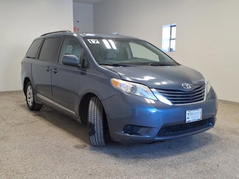 Used 2017 Toyota Sienna LE image 3