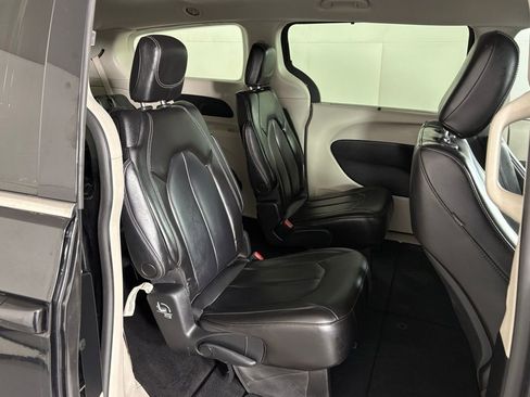 Used 2023 Chrysler Pacifica Touring-L FWD image 41