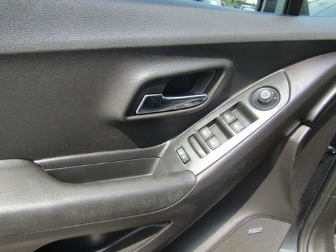 Used 2017 Chevrolet Trax LT w/ Sun & Sound Package FWD image 20
