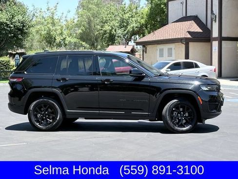 Used 2025 Jeep Grand Cherokee Altitude AWD/4WD image 4