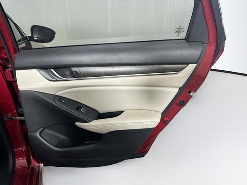 Used 2018 Honda Accord Touring image 30