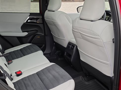 New 2026 Mitsubishi Outlander SE FWD image 31