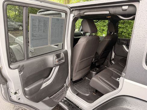 Used 2017 Jeep Wrangler Unlimited Rubicon w/ Connectivity Group AWD/4WD image 11