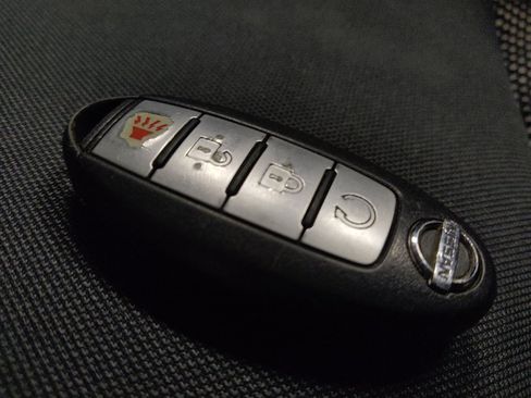 Used 2017 Nissan Pathfinder SV AWD/4WD image 32