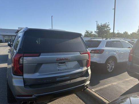Certified 2025 GMC Yukon XL AT4 w/ AT4 Premium Package AWD/4WD image 9