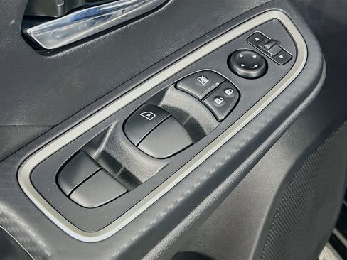 New 2025 Nissan Versa SR w/ Trunk Package image 18