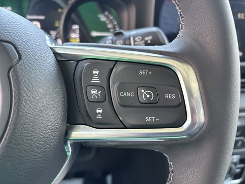 Used 2025 Jeep Wrangler Unlimited Sahara AWD/4WD image 20
