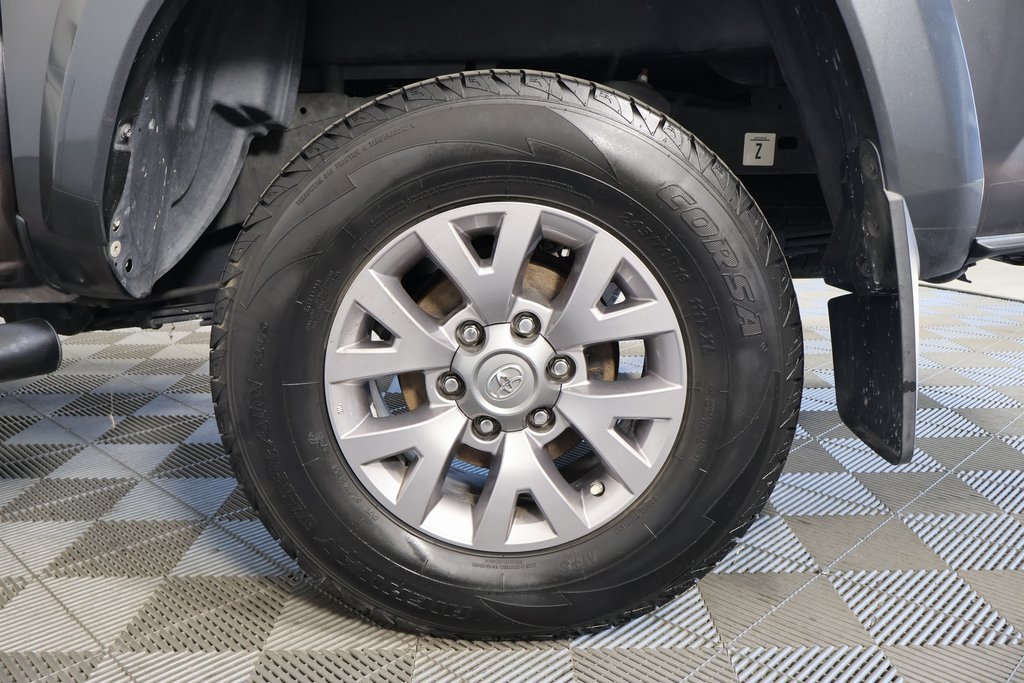 Used 2017 Toyota Tacoma SR5 w/ SR5 Appearance Package (SM) RWD image 16